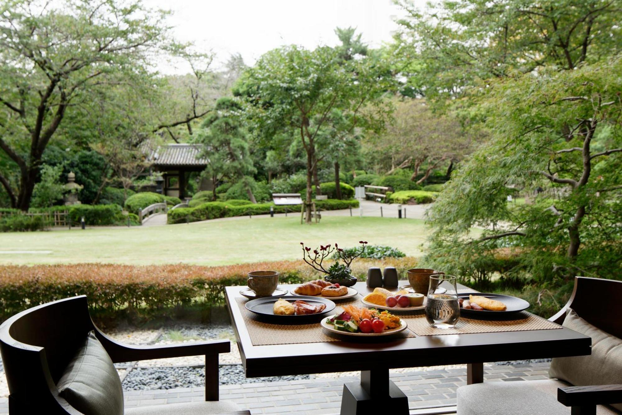 Grand Prince Hotel Takanawa Tokio Cameră foto A view of the garden from the restaurant