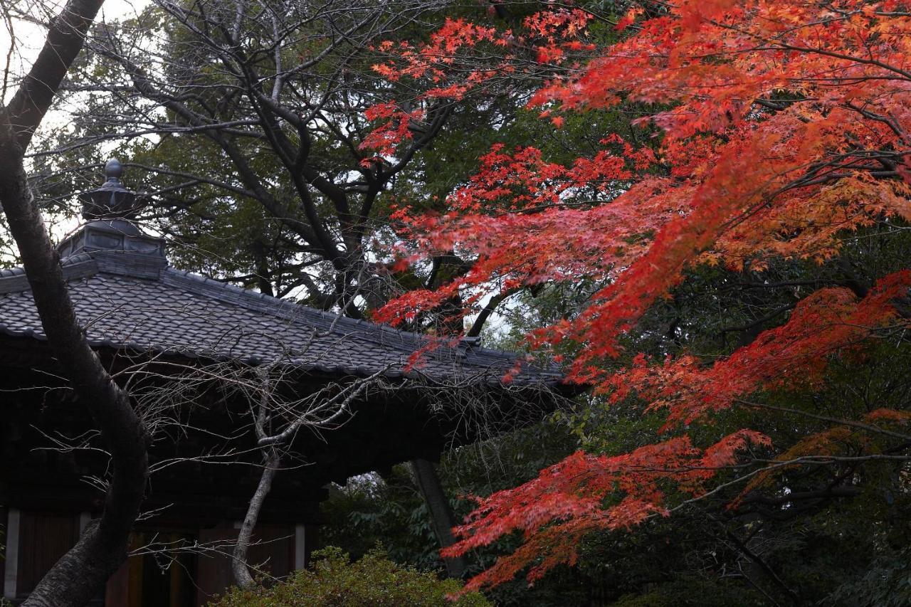 Grand Prince Hotel Takanawa Tokio Exterior foto Autumn colours at the shrine